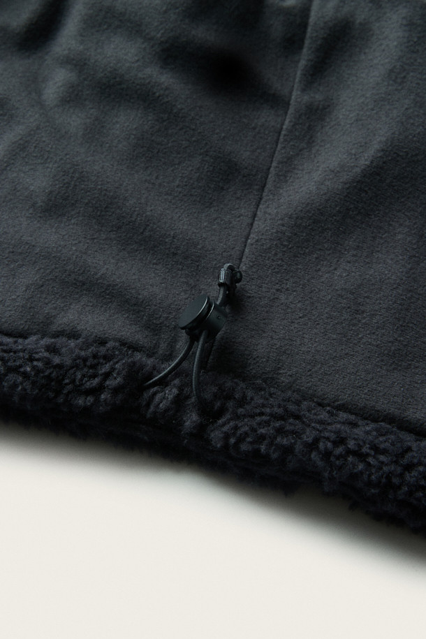 [BSC X clove] 자수 에코 플리스 베스트 (W)는 부드러운 촉감의 ECOPEL 플리스 보아 원단을 사용하여 가을, 겨울에 따뜻하게 착용할 수 있는 여성용 베스트입니다. 캐주얼 스타일의 블랙 컬러로, 일상생활에서 활용하기 좋습니다. BSC X clove 콜라보레이션 자수와 아치형 포켓 디자인이 돋보이며, 사이드 포켓으로 실용성을 더했습니다. 유틸리티 핏과 두꺼운 두께감으로 편안하게 착용 가능하며, 집업 스타일로 간편하게 입고 벗을 수 있습니다. 겨울 데일리룩, 산책룩, 집콕룩 등 다양한 TPO에 매치하여 미니멀하면서도 클래식한 스타일을 연출해보세요.
