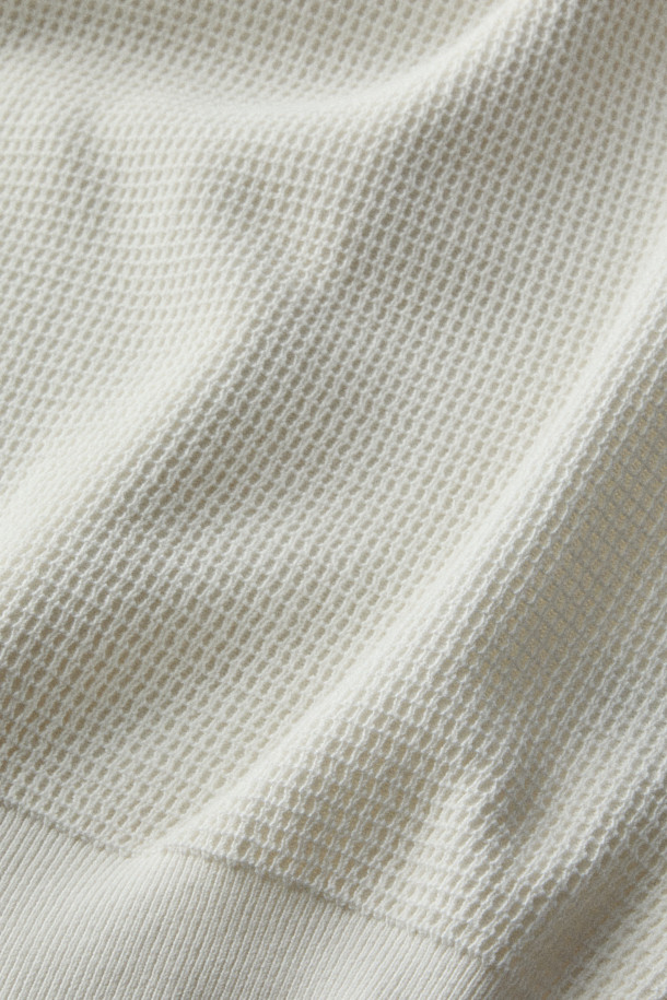 [British Sporting Club] 와플 폴로 니트는 클래식과 캐주얼 무드를 넘나드는 남성용 상의입니다. 부드러운 면 소재로 제작되었으며, 와플 패턴과 레귤러핏으로 편안한 착용감을 선사합니다. 화이트와 그린 두 가지 컬러로 출시되었으며, 가을철 일상 및 데이트룩에 활용하기 좋습니다. 긴 소매와 폴로넥 디자인, 3버튼 플래킷, 배색 카라 디테일이 특징이며, 가슴둘레 110cm입니다. HC 로고 자수와 립 마감 처리는 고급스러운 디테일을 더합니다.
