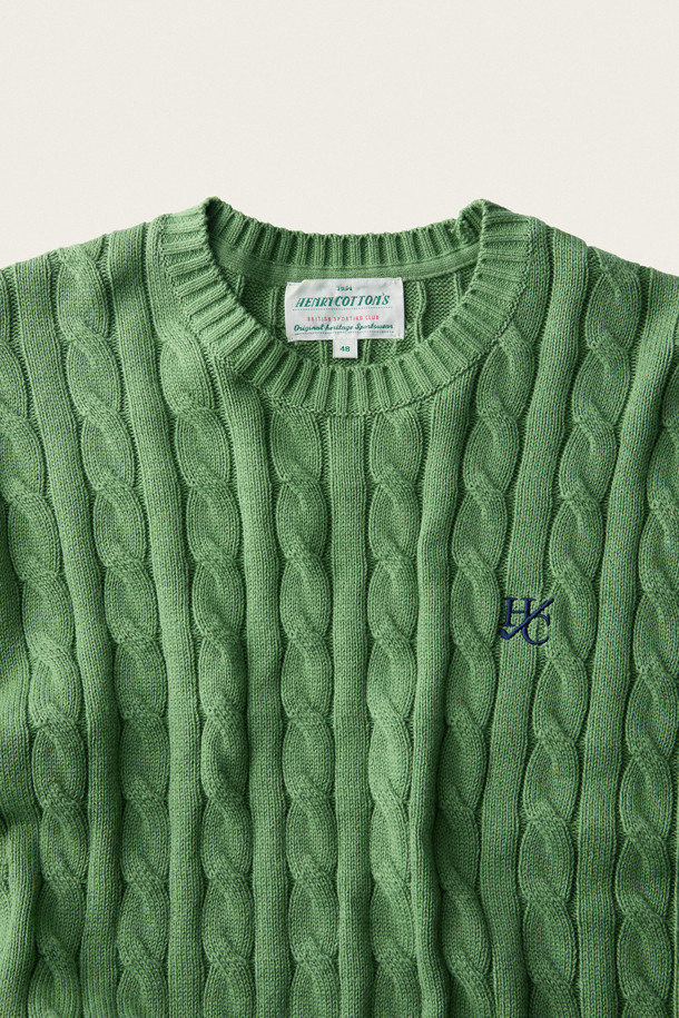 [브리티시 스포팅 클럽] 케이블 니트 풀오버는 부드러운 면 소재로 제작되어 포근한 착용감을 선사하는 긴소매 니트입니다. 클래식하고 캐주얼한 무드를 연출하며, 가을 나들이룩과 겨울 데일리룩에 모두 잘 어울립니다. 넉넉한 루즈핏과 라운드넥 디자인으로 편안함을 더하고, 두꺼운 두께감으로 따뜻하게 착용할 수 있습니다. 그린 컬러에 케이블 패턴이 더해져 포인트를 더하며, 좌측 가슴 HC 자수와 BSC 시그니처 자수가 고급스러움을 더합니다. 넥라인, 소매단, 밑단 립조직 마감으로 깔끔한 마무리를 보여줍니다.
