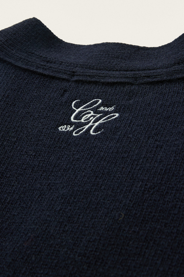 [BSC X 클로브] 아가일 니트 베스트 (U)는 네이비, 레드, 그레이 3가지 색상으로 출시된 유니섹스 니트 베스트입니다. 가을, 겨울에 활용하기 좋은 울 블렌드 소재로 제작되었으며, 부드러운 촉감이 특징입니다. 클래식, 컬리지 스타일을 연출하기 좋으며, 루즈핏 브이넥 디자인에 아가일 패턴과 민소매 스타일이 돋보입니다. 버튼 여밈, 골지 마감, 뒷면 자수 디테일이 더해져 특별함을 더하며, 데이트룩, 가을 나들이룩, 겨울 데일리룩 등 다양한 TPO에 맞춰 클래식, 프레피, 캐주얼 스타일을 완성할 수 있습니다. [BSC X 클로브] 콜라보레이션 제품입니다.
