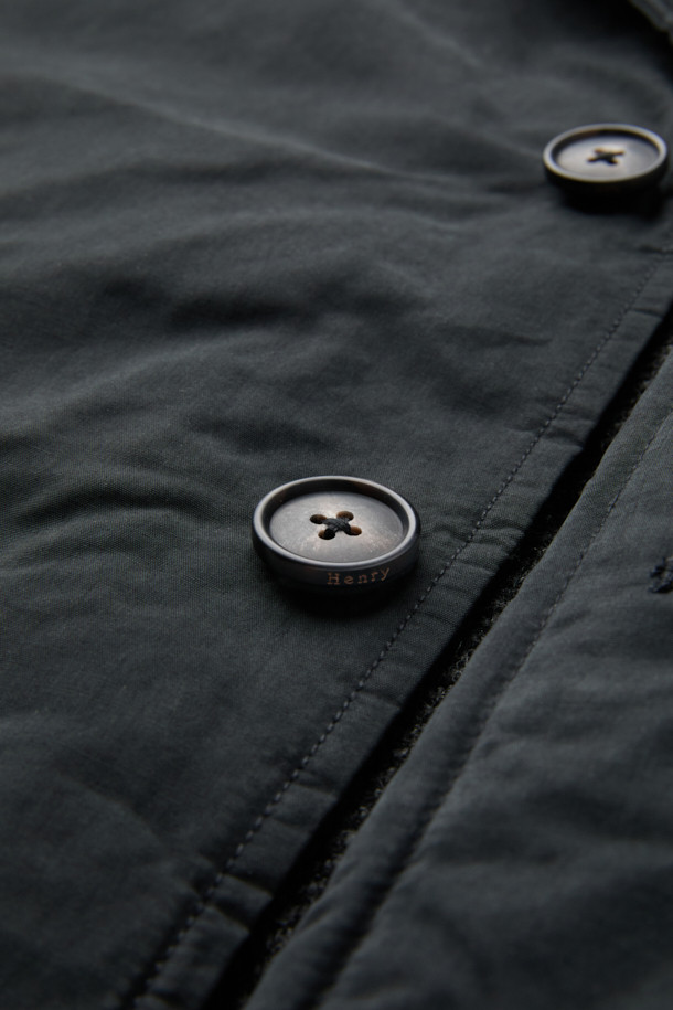 파일럿 프리모는 겨울철 클래식한 스타일을 완성하는 남성용 파일럿 코트입니다. 이탈리아 올메텍스사 코튼 혼방 소재와 포르투갈 피테콤사 울 헤링본 트위드의 조화가 고급스러운 외관을 선사하며, 블랙 컬러로 시크한 매력을 더합니다. 구스다운 충전재와 분리형 다운 베스트를 사용하여 보온성과 경량성을 동시에 갖추었습니다. 출근룩, 모임룩, 연말 모임룩 등 다양한 때와 장소와 목적에 적합하며, 미니멀하고 시크한 스타일을 연출하기 좋습니다. 긴 소매와 레귤러핏으로 제작되어 편안한 착용감을 제공합니다.