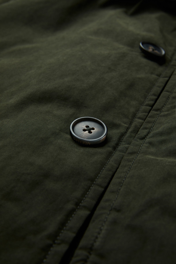 파일럿 Primo(프리모)는 겨울철 출근룩을 위한 클래식하고 미니멀한 스타일의 파일럿 코트입니다. 블랙과 올리브 두 가지 색상으로 제공되며, 넉넉한 레귤러핏과 레귤러 기장으로 편안한 착용감을 선사합니다. 면과 울 혼방의 두꺼운 소재와 구스다운 충전재, 탈부착 다운 베스트, 넥 마스크가 적용되어 뛰어난 보온성을 제공하며, 워싱 가공 및 왁스 코팅으로 내구성을 높였습니다. 버튼 여밈 방식이며, 긴 소매 디자인으로 겨울철에도 따뜻하게 착용할 수 있습니다.
