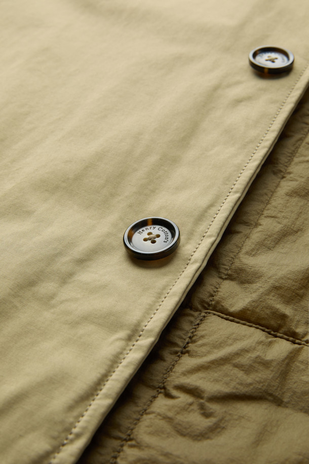 남성용 파일럿 Neo 코트는 클래식과 모던 스타일을 아우르는 겨울철 필수 아우터입니다. 베이지색상의 레귤러핏 디자인으로, 일상, 출근룩, 모임룩 등 다양한 TPO에 활용하기 좋습니다. 고급스러운 부드러운 촉감의 폴리에스테르, 면, 나일론 혼방 소재에 두꺼운 두께감으로 보온성을 높였습니다. 탈부착 패딩 베스트, 하이넥 디자인, 발마칸 카라, 머스코비 충전재, 다이아몬드 피치 가공, 수지 코팅 및 에어로 워싱 처리 등 섬세한 디테일이 돋보입니다. 안감은 패딩으로 제작되어 한겨울 추위에도 따뜻함을 유지해 줍니다.
