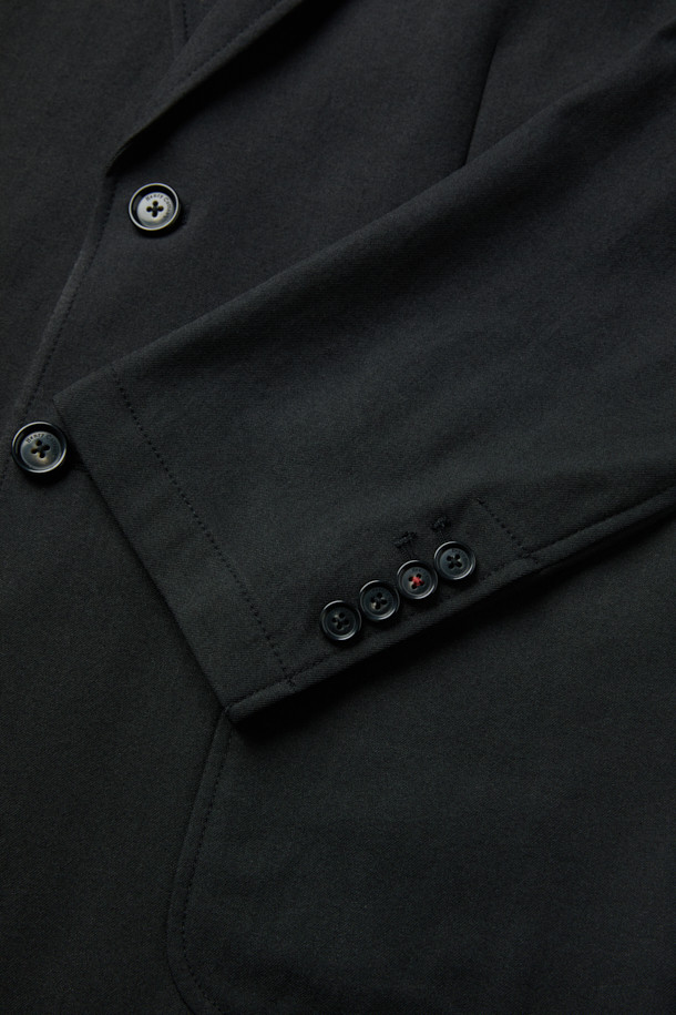 가을 화섬 재킷은 가을 시즌에 적합한 베이직 스타일의 블레이저입니다. 블랙 컬러의 무지 디자인으로, 테일러드 핏과 싱글 버튼 여밈으로 클래식하고 미니멀한 시크 스타일을 연출합니다. 얇은 두께감의 화섬 소재로 제작되어 자연스러운 촉감을 선사하며, 긴 소매와 싱글벤트, 아웃포켓 디테일이 특징입니다. 출근룩, 오피스룩, 비즈니스 캐주얼 등 다양한 TPO에 활용하기 좋습니다.
