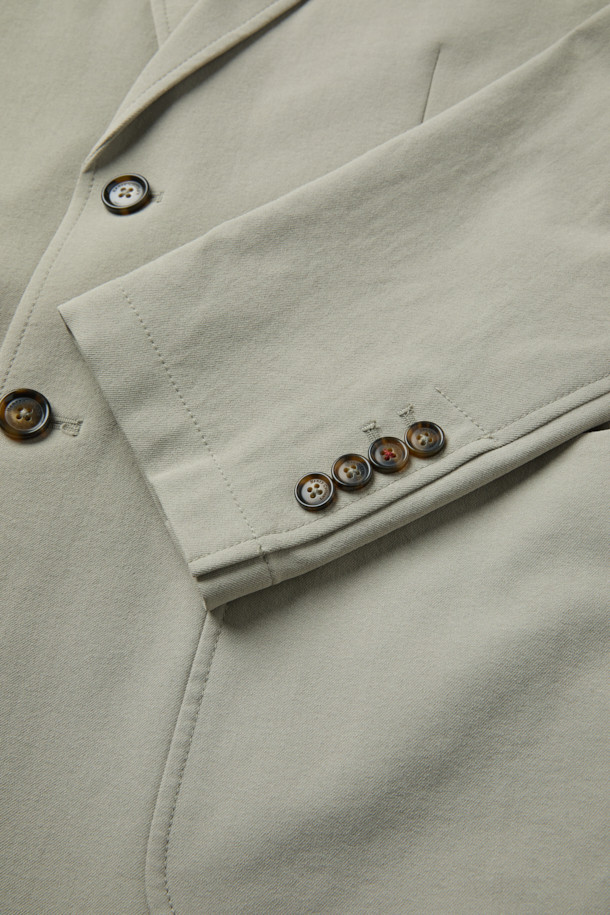 가을 화섬 재킷은 베이직하고 캐주얼한 스타일을 연출하는 데 적합한 아우터입니다. 폴리에스터 소재로 제작되어 가을철 얇게 걸치기 좋으며, 싱글 버튼, 아웃 포켓, 싱글 벤트 디테일이 특징입니다. 테일러드 핏으로 제작되어 출근룩, 비즈니스 캐주얼, 모임룩 등 다양한 TPO에 활용할 수 있습니다. 베이지와 아이보리 두 가지 색상으로 출시되어 미니멀하고 클래식한 스타일을 선호하는 분들께 추천합니다. 긴 소매 기장의 블레이저 스타일로, 가을 시즌 세련된 분위기를 더해줍니다.
