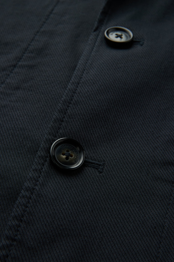 블랙 컬러의 린넨 혼방 스트레치 재킷입니다. 가을 시즌에 어울리는 캐주얼 스타일의 블레이저로, 데이트룩 연출에 적합합니다. 릴랙스 핏으로 편안함을 제공하며, 싱글 버튼 여밈 방식과 아웃 포켓 디테일이 특징입니다. 린넨, 면, 나일론, 스판덱스의 혼방 소재로 제작되어 통기성과 신축성을 갖추었습니다. 싱글 벤트 및 컨버터블 카라 디자인으로 미니멀하고 클래식한 분위기를 더합니다. 긴 소매 기장으로 다양한 스타일을 연출할 수 있습니다.
