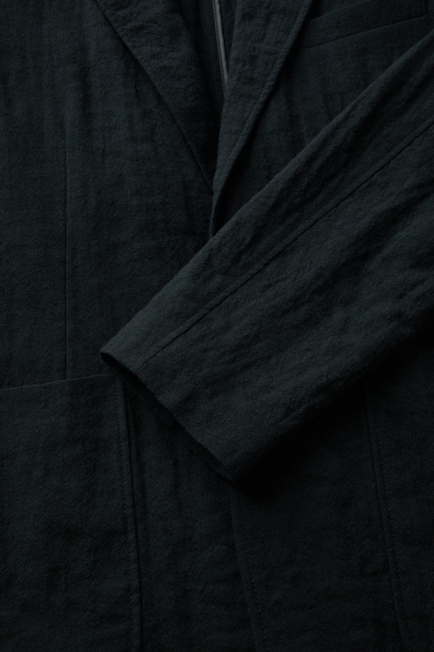 이탈리안 원단으로 제작된 울 써커 크리즈 셋업 재킷입니다. 가을 시즌에 어울리는 블랙 컬러의 싱글 버튼 블레이저로, 톤온톤의 미니멀한 디자인이 특징입니다. 루즈핏으로 편안함을 더하고, 크리즈 가공으로 세련된 실루엣을 연출합니다. 웰트 포켓과 아웃 포켓 디테일이 실용성을 높였으며, 안감 처리를 통해 부드러운 착용감을 선사합니다. 출근룩, 비즈니스 캐주얼, 모임룩 등 다양한 TPO에 미니멀, 클래식, 캐주얼 스타일로 활용하기 좋습니다.
