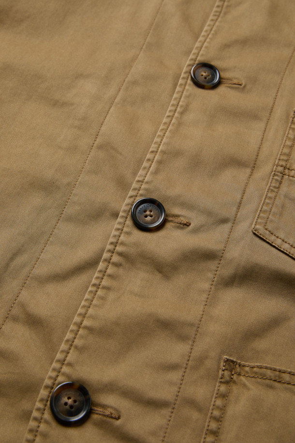 다잉 초어 재킷은 가을 계절에 어울리는 캐주얼 스타일의 남성용 아우터입니다. 부드러운 면 소재로 제작되어 편안한 착용감을 선사하며, 레귤러 핏으로 부담 없이 소화할 수 있습니다. 브라운 컬러의 무지 디자인으로 다양한 룩에 매치하기 용이하며, 3포켓 디테일과 몸판 및 소매 안감으로 실용성을 더했습니다. 가먼트 다잉 가공으로 은은한 멋을 더하고, 스트레치 기능이 있어 활동성을 높였습니다. 가을 나들이룩, 데이트룩에 활용하여 미니멀하고 클래식한 스타일을 연출해보세요.
