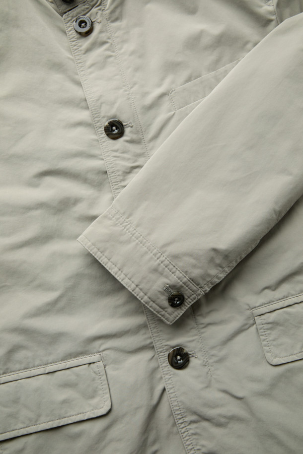 베이직하고 미니멀한 디자인의 패딩 탈착 재킷입니다. 가을과 초겨울에 적합하며, 출근룩과 겨울 데일리룩에 활용하기 좋습니다. 컨버터블 카라 디자인과 레귤러핏으로 제작되었으며, 무지 패턴의 베이지 컬러로 어떤 스타일에도 쉽게 매치할 수 있습니다. 긴 소매, 버튼 여밈 방식에 패딩 탈착이 가능하여 보온성을 조절할 수 있으며, 내외부 포켓이 있어 실용적입니다. 화섬 소재로 제작되었습니다.
