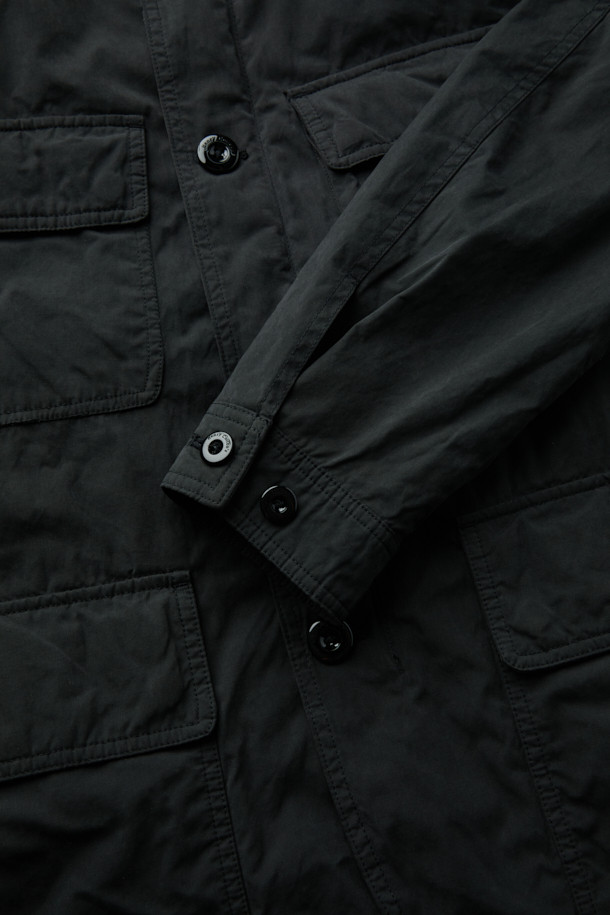 이번 시즌, 당신의 스타일을 책임질 왁스 코튼 패딩 탈착 재킷입니다. 4포켓 구조와 컨버터블 카라 디자인으로 실용성과 멋을 동시에 잡았습니다. 왁스 가공과 피치 가공을 거친 부드러운 촉감의 면, 나일론, 폴리에스터 혼방 소재로 제작되어 가을과 초겨울, 쌀쌀한 날씨에도 따뜻하게 착용 가능합니다. 레귤러핏으로 편안한 착용감을 선사하며, 탈착 가능한 패딩으로 다양한 스타일 연출이 가능합니다. 출근룩부터 여행룩까지, 캐주얼, 클래식, 미니멀 스타일을 모두 소화하는 활용도 높은 아이템입니다.
