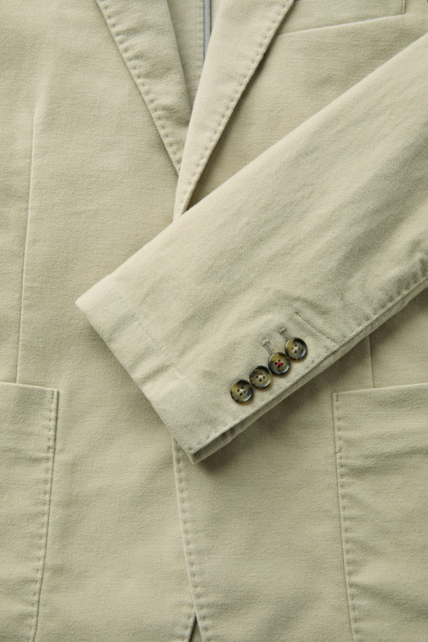 [Italian Fabric] NEW 몰스킨 재킷은 부드러운 촉감의 몰스킨 소재와 스트레치 면 혼방으로 제작되어 편안한 착용감을 선사합니다. 베이직한 스타일의 테일러핏 싱글버튼 재킷으로, 가을과 초겨울에 출근룩, 비즈니스 캐주얼, 모임룩 등 다양한 TPO에 활용하기 좋습니다. 호시 스티치, 가슴 포켓, 아웃포켓, 뒷면 싱글벤트 디테일이 돋보이며, 클래식, 미니멀, 캐주얼 스타일을 모두 소화할 수 있습니다. 베이지 색상으로 출시되어 어떤 옷과도 쉽게 매치할 수 있습니다. 긴 소매 기장의 레귤러 기장으로, 세련된 실루엣을 연출합니다.
