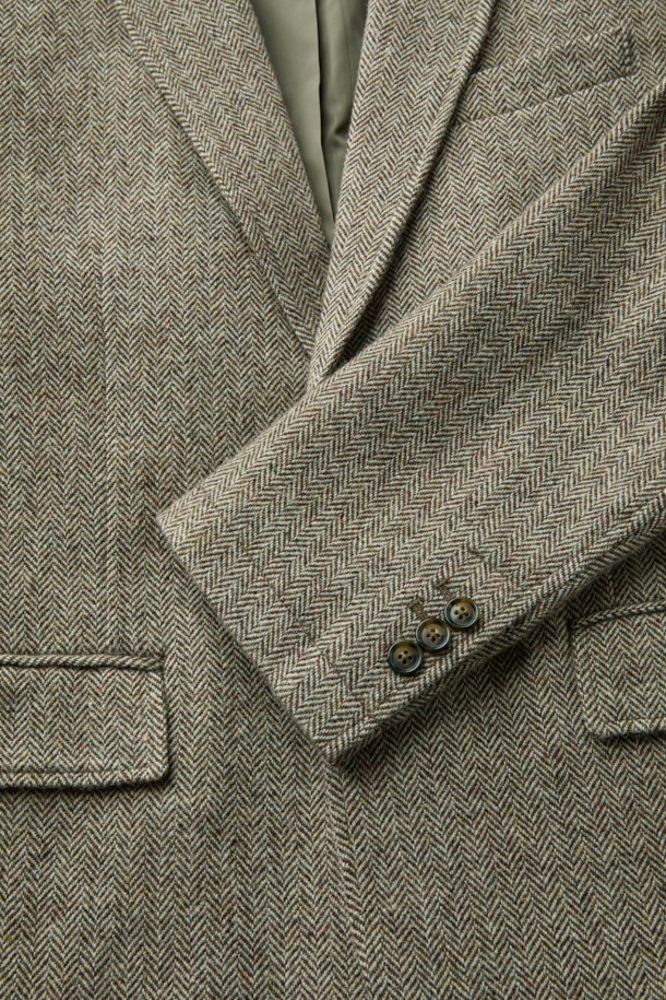 포르투갈 모르가도 원단을 사용하여 제작된 [Imported Fabric] 해링본 울 재킷입니다. 은은한 헤링본 패턴과 부드러운 촉감의 울 소재가 어우러져 고급스러운 분위기를 자아냅니다. 레귤러 핏과 싱글 버튼 디자인으로 클래식하고 미니멀한 스타일을 연출하며, 아웃 플랩 포켓과 싱글 벤트 디테일이 돋보입니다. 가을, 겨울철 출근룩, 비즈니스 캐주얼, 모임룩 등 다양한 TPO에 활용하기 좋습니다. 긴 소매 기장의 그레이 컬러 자켓으로, 어떤 옷에도 매치하기 용이하여 활용도가 높습니다.
