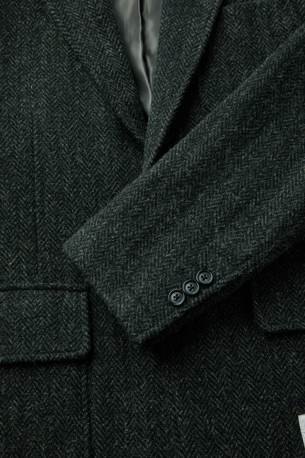 [Imported Fabric] 해리스 트위드 울 재킷은 가을과 겨울, 두 계절에 걸쳐 돋보이는 아우터입니다. 클래식과 모던 스타일을 아우르는 헤링본 패턴의 그린 컬러 블레이저로, 오피스룩, 비즈니스 캐주얼, 겨울 데일리룩에 모두 적합합니다. 두꺼운 울 소재에 릴랙스 핏으로 편안함을 더했으며, 싱글 버튼 여밈 방식과 패치 포켓 디테일이 특징입니다. 해리스 트위드 원단과 해리스 트위드 밀라벨을 사용하여 고급스러움을 더했고, 싱글 벤트 디자인으로 활동성을 높였습니다. 미니멀하고 시크한 스타일을 선호하는 고객에게 추천합니다.
