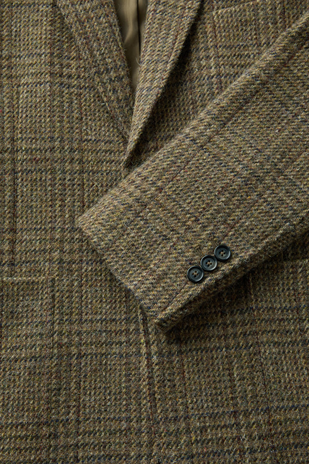 스코틀랜드 Lovat(로밧)사의 수입 원단으로 제작된 울 체크 재킷입니다. 브라운과 베이지 컬러의 조화가 돋보이는 클래식한 디자인으로, 가을과 겨울에 따뜻하고 세련된 스타일을 연출할 수 있습니다. 싱글 버튼, 릴랙스 핏, 아웃포켓 디테일이 특징이며, 오피스룩, 비즈니스 캐주얼, 모임룩 등 다양한 TPO에 활용 가능합니다. 두꺼운 울 소재로 제작되어 보온성이 뛰어나며, 미니멀한 스타일을 선호하는 분들께 추천합니다. 긴 소매 기장의 레귤러 기장 블레이저로, 싱글벤트 디테일이 편안함을 더합니다.
