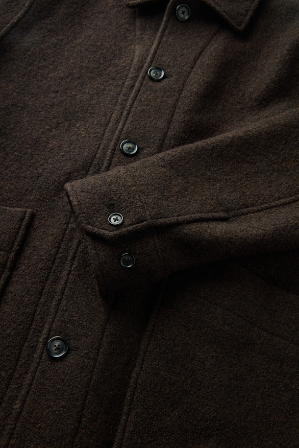 이탈리아 MTT사의 고급 울 원단을 사용하여 제작된 [Italian Fabric] 울 초어 재킷입니다. 부드러운 촉감의 보일드 울 소재로 제작되어 가을, 초겨울 시즌에 따뜻하게 착용할 수 있습니다. 캐주얼, 베이직 스타일의 무지 디자인으로, 출근룩이나 모임룩 등 다양한 TPO에 활용 가능합니다. 레귤러핏 싱글버튼 디자인에 아웃포켓 디테일을 더해 실용성을 높였으며, 소매 전체 안감 처리로 편안한 착용감을 선사합니다. 브라운, 다크브라운 두 가지 컬러로 만나보세요.
