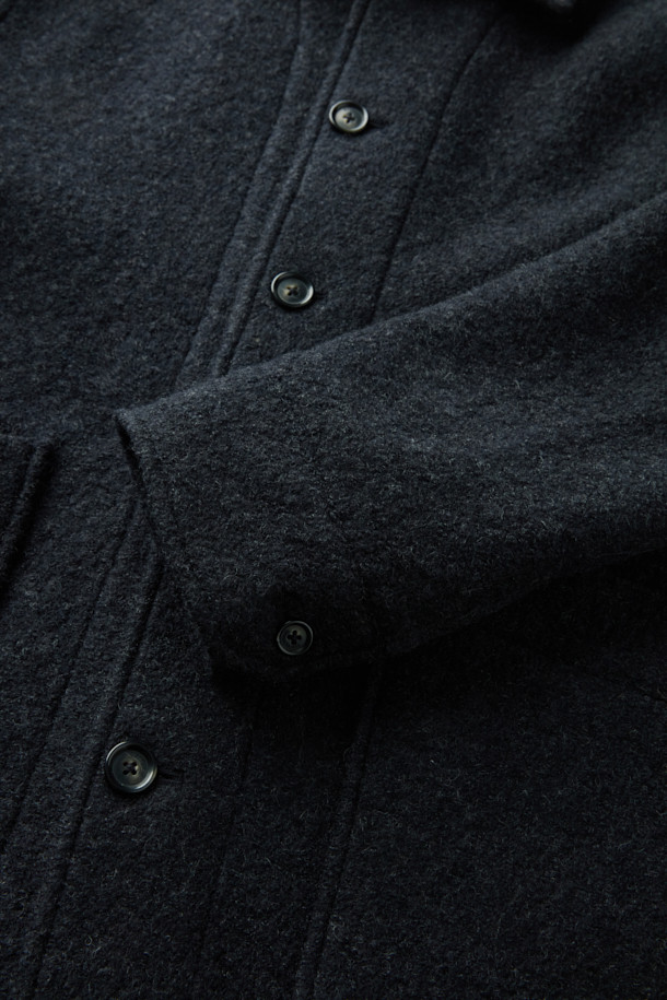 이태리 MTT사의 보일드 울 원단으로 제작된 울 초어 재킷입니다. 부드러운 촉감과 레귤러 핏으로 편안한 착용감을 선사하며, 사선 컷팅 아웃포켓과 반우라 몸판, 전체 소매 안감 디테일로 완성도를 높였습니다. 캐주얼, 베이직 스타일을 기반으로 하여 출근룩, 모임룩, 비즈니스 캐주얼 등 다양한 TPO에 활용 가능합니다. 가을, 초겨울 시즌에 적합하며, 미니멀하고 클래식한 스타일을 연출하기 좋습니다. 블랙 컬러의 무지 디자인으로 어떤 옷에도 쉽게 매치할 수 있습니다.
