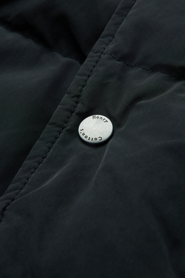 **트래블러 다운 재킷**은 일상과 여행에서 활용하기 좋은 겨울 아우터입니다. 블랙 컬러에 베이직하고 캐주얼한 스타일로, 어떤 옷에도 쉽게 매치할 수 있습니다. 부드러운 촉감의 나일론과 폴리에스터 혼방 소재로 제작되었으며, 두꺼운 두께감으로 뛰어난 보온성을 제공합니다. 구스다운 충전재와 니트 카라 배색, 레이어링이 가능한 디자인으로, 추운 날씨에도 따뜻하고 편안하게 착용할 수 있습니다. 레귤러핏으로 제작되어 활동성을 높였으며, 여행룩이나 캠핑룩, 캐주얼, 미니멀, 클래식 스타일을 즐기는 분들께 추천합니다.
