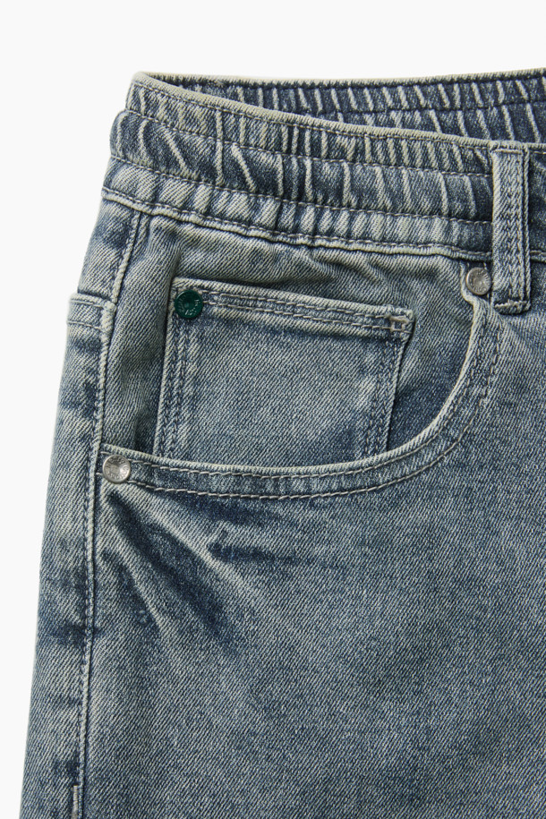 가을 테이퍼드 밴딩 데님은 캐주얼하고 미니멀한 스타일을 즐기는 분들을 위한 데님 팬츠입니다. 인디고 컬러의 워싱 데님 소재로 제작되어 가을의 분위기를 더하며, 일상생활과 가을 나들이에 적합합니다. 5포켓 디자인에 켄톤과 리벳 디테일이 더해져 포인트를 주며, 허리 스트링 밴딩으로 편안한 착용감을 선사합니다. 신축성 있는 소재와 테이퍼드핏으로 활동성을 높였으며, 다양한 상의와 매치하여 캐주얼하고 클래식한 스타일을 연출할 수 있습니다.
