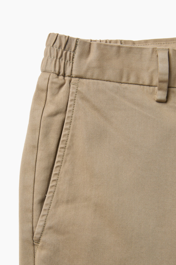 아티보(Attivo) 다잉 팬츠는 가을, 초겨울에 어울리는 캐주얼 스타일의 다잉 팬츠입니다. 면, 레이온, 폴리에스터 혼방 소재로 제작되어 부드러운 촉감을 선사하며, 허리 사이드 밴딩(약 3cm 여유)으로 편안한 착용감을 제공합니다. 가먼트 다잉 처리로 은은한 멋을 더하고, 베이지 컬러의 무지 디자인으로 다양한 상의와 매치하기 용이합니다. 일자핏과 레귤러핏으로 제작되어 유행을 타지 않으며, 사이드 포켓과 백 포켓으로 실용성까지 갖춘 데일리 팬츠입니다. 가을 나들이룩, 겨울 데일리룩 등 다채로운 TPO에 활용하여 캐주얼, 미니멀, 클래식한 스타일을 연출해보세요.
