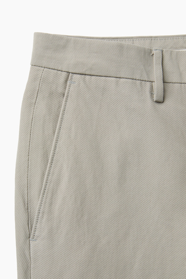 베이직하고 클래식한 디자인의 린넨 혼방 스트레치 팬츠입니다. 가을, 초겨울에 적합하며, 일상, 출근룩, 비즈니스 캐주얼, 가을 나들이룩 등 다양한 TPO에 활용하기 좋습니다. 면, 린넨, 나일론, 스판덱스 혼방 소재로 제작되어 통기성이 뛰어나고 신축성이 있어 편안한 착용감을 선사합니다. 이탈리안핏 일자/슬림핏으로 세련된 실루엣을 연출하며, 양쪽 사이드 포켓과 뒷 포켓, 헨리코튼 라벨로 디자인 디테일을 더했습니다. 클래식, 미니멀, 캐주얼 스타일을 즐겨 입는 분들께 추천합니다.
