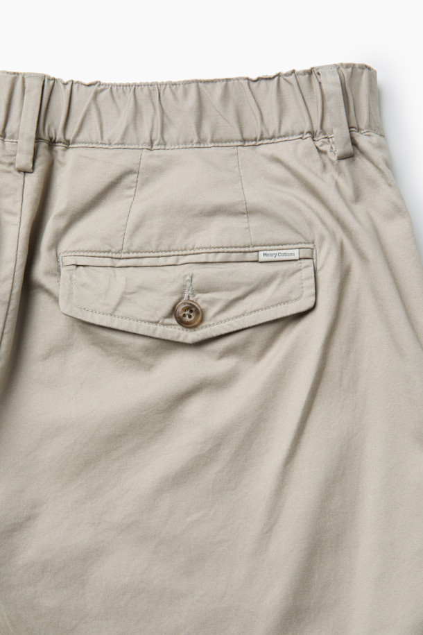 가을 테이퍼드 아티보 팬츠는 부드러운 면, 레이온, 스판 혼방 소재로 제작되어 편안한 착용감을 선사합니다. 릴랙스핏 테이퍼드 핏으로 캐주얼하고 베이직한 스타일을 연출하며, 가을, 초겨울에 활용하기 좋습니다. 양쪽 사이드 포켓과 뒷 포켓, 헨리코튼 라벨 디테일로 실용성을 더했습니다. 일상생활은 물론 가을 나들이룩, 겨울 데일리룩에도 잘 어울리는 아이템입니다. 사이드 밴딩 처리로 편안한 활동성을 보장합니다.
