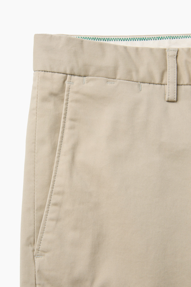 가을 스트레이트 치노 팬츠는 베이직한 스타일의 남성용 바지입니다. 면과 스판덱스 혼방 소재로 제작되어 부드러운 촉감과 편안한 착용감을 선사합니다. 헨리코튼 라벨이 부착되어 있으며, 양 사이드 포켓과 뒷 포켓으로 실용성을 더했습니다. 출근룩과 비즈니스 캐주얼에 적합하며, 클래식, 미니멀, 캐주얼 스타일을 모두 소화할 수 있는 활용도 높은 아이템입니다. 가을, 초겨울 시즌에 긴 바지로 따뜻하게 착용할 수 있습니다.
