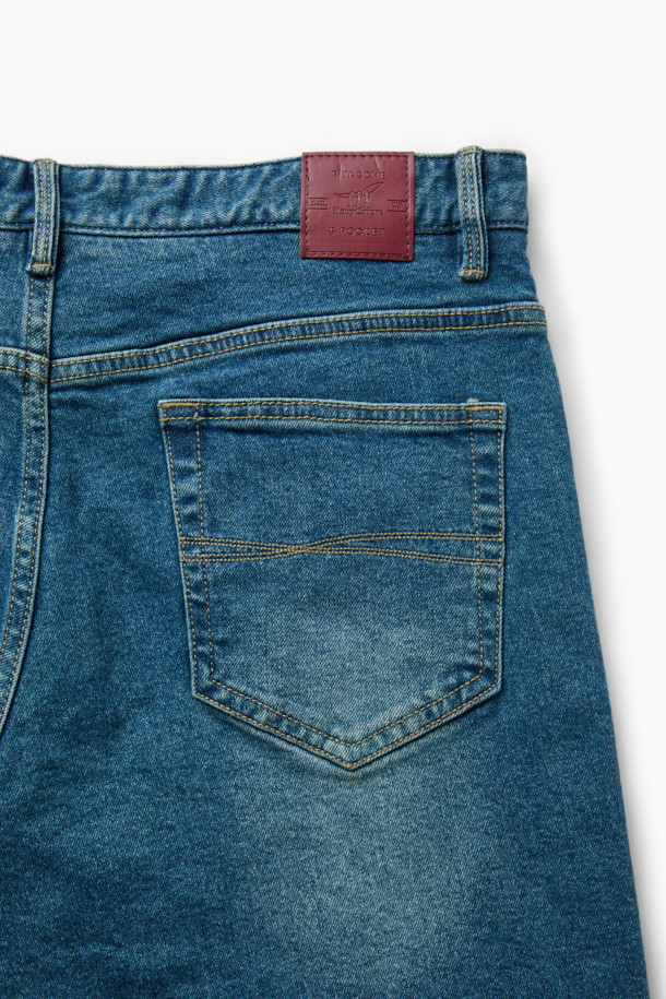 가을 테이퍼드 데님은 캐주얼하고 클래식, 미니멀한 스타일을 즐기는 분들을 위한 데님 팬츠입니다. 인디고 컬러의 워싱 데님 소재로 제작되었으며, 일상생활에서 편안하게 착용하기 좋습니다. 허벅지 부분은 여유 있고 밑단으로 갈수록 좁아지는 테이퍼드핏으로, 다리가 길어 보이는 효과를 줍니다. 5포켓 디자인과 켄톤, 리벳 디테일이 돋보이며, 데이트룩이나 출근룩에 모두 잘 어울립니다. 가을 시즌에 어울리는 두께감으로 제작되어 지금 바로 만나보세요.
