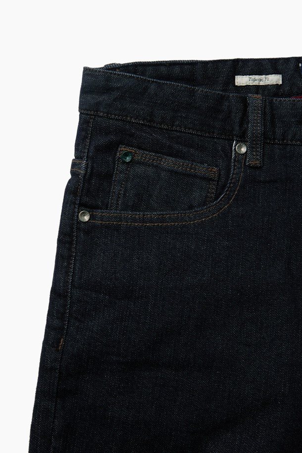 짙은 생지 컬러의 생지 테이퍼드 데님 팬츠입니다. 일상생활은 물론, 출근룩과 데이트룩에도 잘 어울리는 캐주얼 스타일의 아이템입니다. 허벅지 부분은 여유 있고, 다리 아래로 갈수록 좁아지는 테이퍼드 핏으로 편안하면서도 세련된 실루엣을 연출합니다. 5포켓 디자인과 켄톤, 리벳 디테일로 포인트를 더했으며, 면과 스판 소재 혼방으로 제작되어 뛰어난 신축성을 자랑합니다. 가을 시즌에 활용하기 좋은, 미니멀하고 클래식한 매력의 데님 팬츠입니다.
