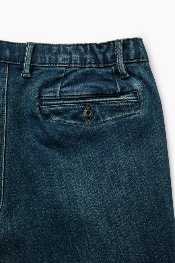 **본딩 데님**

쌀쌀한 겨울 날씨에도 따뜻하게 착용할 수 있는 네이비 컬러의 본딩 데님입니다. 캐주얼 및 베이직 스타일을 선호하는 고객에게 적합하며, 출근룩과 데이트룩에 모두 활용할 수 있습니다. 겉감은 데님 소재, 안감은 기모로 제작되어 보온성을 높였습니다. 신축성 있는 면혼방 소재와 이탈리안 핏, 그리고 뒷밴딩 디테일로 편안한 착용감을 선사합니다. 브랜드 로고가 새겨진 금속 캔톤 여밈으로 포인트를 더했습니다.
