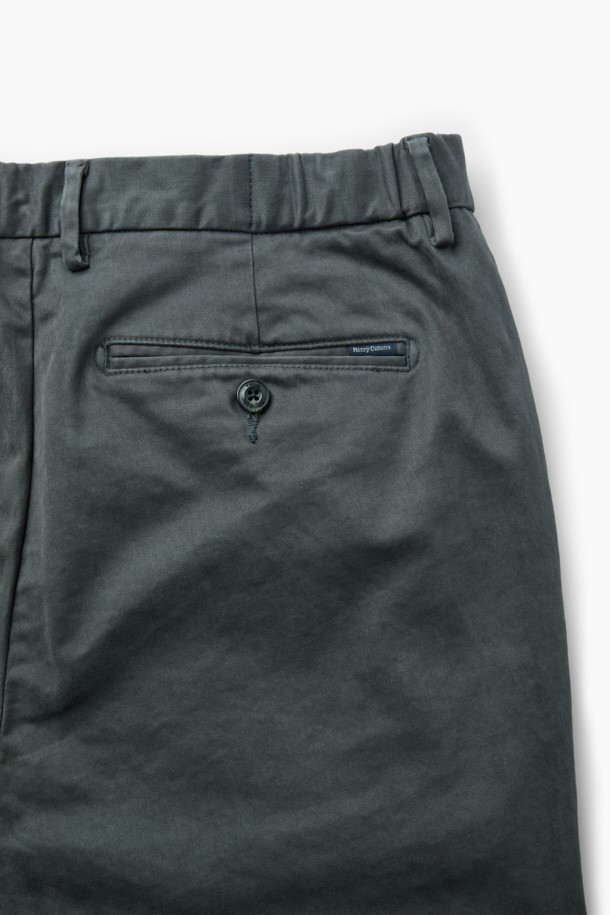 아티보(Attivo) 솔리드 팬츠는 남성을 위한 베이직하고 캐주얼한 스타일의 솔리드 팬츠입니다. 그레이 컬러의 면 및 스판덱스 혼방 소재로 제작되어 부드러운 촉감을 선사하며, 가을과 겨울에 착용하기 좋습니다. 일자핏의 레귤러핏으로 편안한 착용감을 제공하며, 사이드 밴딩 디테일이 특징입니다. 출근룩과 비즈니스 캐주얼, 캐주얼, 클래식, 미니멀 스타일을 모두 소화할 수 있는 다용도 아이템입니다. 양 사이드 포켓과 뒷 포켓 디테일, 은은한 광택의 사틴 소재로 고급스러움을 더했습니다.
