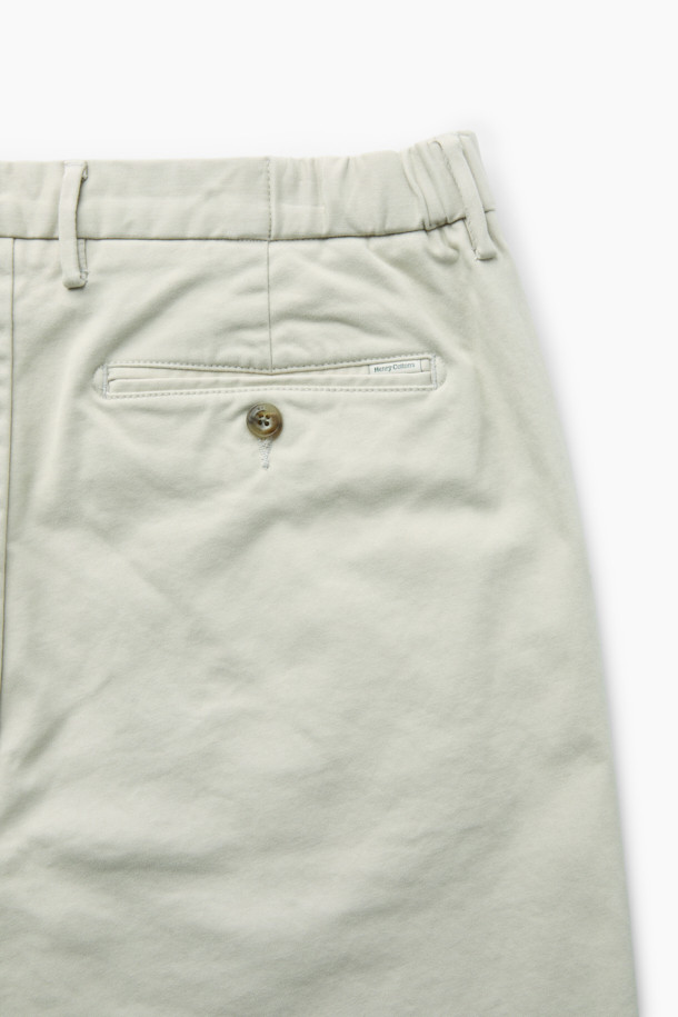 아티보(Attivo) 솔리드 팬츠는 남성용 바지로, 가을과 겨울에 착용하기 좋은 긴 기장의 일자핏 바지입니다. 베이지 색상에 면과 스판 소재 혼방으로 제작되어 부드러운 촉감을 선사합니다. 캐주얼하고 베이직한 스타일로, 출근룩이나 비즈니스 캐주얼에 활용하기 좋습니다. 양 사이드 포켓과 뒷 포켓, 그리고 사틴 소재 디테일이 특징이며, 사이드 밴딩 처리로 편안한 착용감을 제공합니다. 미니멀하고 클래식한 스타일을 선호하는 분들께 추천합니다.
