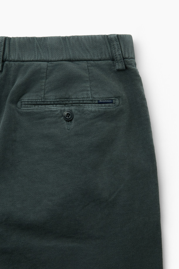 몰스킨 다잉 테이퍼드 팬츠는 가을, 겨울 시즌에 어울리는 남성용 바지입니다. 부드러운 면과 스판덱스 혼방 소재로 제작되어 편안한 착용감을 선사하며, 여유 있는 핏으로 활동성을 높였습니다. 가먼트 다잉 처리된 그린 컬러에 무지 디자인이 돋보이며, 원턱 디테일과 테이퍼드 핏이 클래식하고 미니멀한 스타일을 연출합니다. 양 사이드 포켓, 뒷포켓, 헨리코튼 라벨로 실용성을 더했으며, 출근룩, 비즈니스 캐주얼은 물론 캐주얼 스타일까지 소화 가능한 활용도 높은 아이템입니다.
