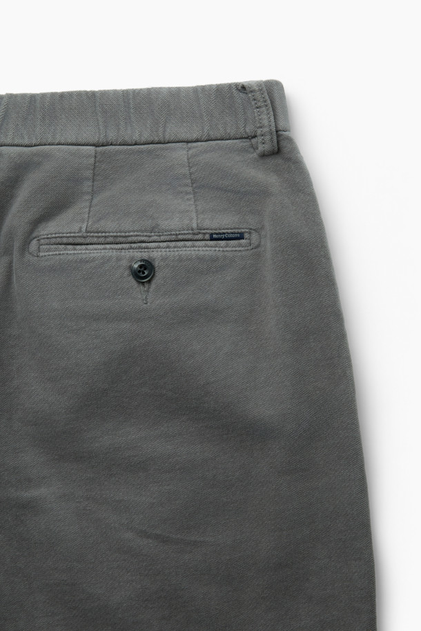 몰스킨 다잉 테이퍼드 팬츠는 가을, 겨울 시즌에 어울리는 남성용 바지입니다. 부드러운 촉감의 면과 스판덱스 혼방 소재로 제작되어 편안한 착용감을 선사하며, 두께감 있는 원단으로 보온성을 높였습니다. 가먼트 다잉 처리로 자연스러운 색감과 빈티지한 느낌을 살렸으며, 베이직하고 캐주얼한 스타일에 핏한 디자인입니다. 원턱 디자인과 테이퍼드 핏으로 다리가 길어 보이는 효과를 주며, 출근룩이나 비즈니스 캐주얼, 캐주얼, 클래식, 미니멀 스타일 연출에 적합합니다. 헨리코튼 라벨과 양쪽 사이드 포켓, 뒷 포켓 디테일로 실용성을 더했습니다.
