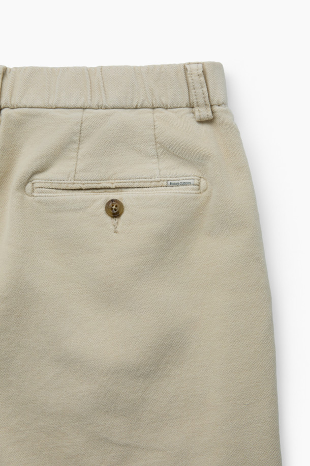 매끄러운 촉감과 따뜻한 착용감을 선사하는 몰스킨 다잉 테이퍼드 팬츠입니다. 가먼트 다잉 처리로 은은한 색감과 자연스러운 멋을 더했으며, 면과 스판덱스 혼방 소재로 편안한 활동성을 제공합니다. 여유 있는 핏과 원턱 디자인으로 세련된 실루엣을 연출하며, 양쪽 사이드 포켓과 뒷 포켓으로 실용성을 높였습니다. 가을, 겨울 시즌 출근룩, 비즈니스 캐주얼, 캐주얼, 클래식, 미니멀 스타일 모두 소화 가능한 베이직 아이템으로 헨리코튼 라벨이 부착되어 있습니다.
