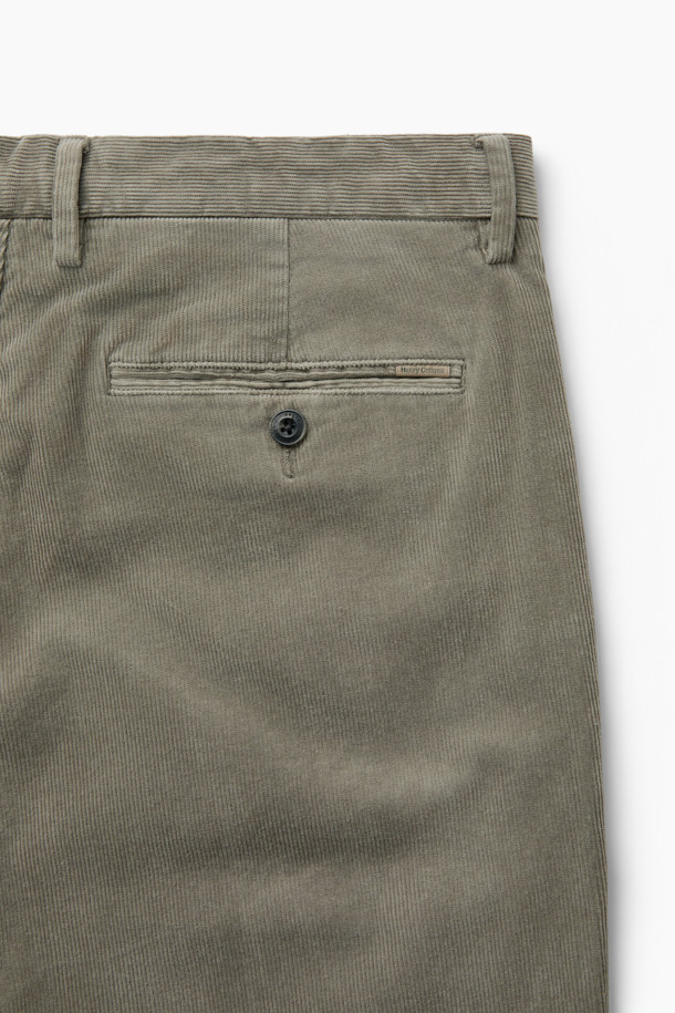 부드러운 코듀로이 소재로 제작되어 편안한 착용감을 선사하는 코듀로이 다잉 테이퍼드 팬츠입니다. 가을, 겨울 시즌에 어울리는 긴 기장감과 베이직한 디자인으로, 캐주얼하고 미니멀한 스타일을 연출하기 좋습니다. 카키, 올리브 두 가지 색상으로 출시되어, 출근룩이나 데이트룩 등 다양한 TPO에 활용 가능합니다. 가먼트다잉 공법으로 은은한 색감과 포켓 디자인이 특징이며, 면, 스판 혼방으로 제작되어 활동성을 높였습니다. 테이퍼드 핏으로 다리 라인을 슬림하게 잡아주어 세련된 핏을 완성합니다.
