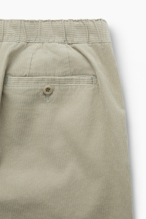 부드러운 코듀로이 소재로 제작되어 편안한 착용감을 선사하는 코듀로이 스트링 팬츠입니다. 일상생활에서 활용하기 좋은 릴랙스핏 디자인으로, 캐주얼하고 미니멀한 스타일을 연출합니다. 허리 드로우스트링으로 허리 사이즈를 조절할 수 있으며, 양 사이드 포켓과 뒷포켓으로 실용성을 더했습니다. 가을과 겨울에 따뜻하게 착용할 수 있으며, 베이지 색상으로 다양한 상의와 매치하기 용이합니다. 출근룩과 캠핑룩 등, TPO에 맞게 폭넓게 활용할 수 있습니다.
