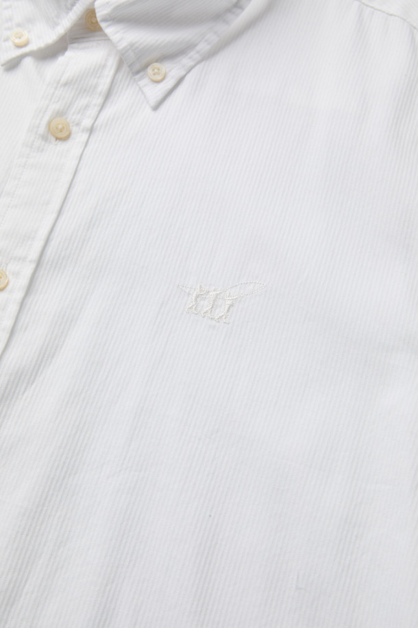 가을 잔조직 셔츠는 베이직한 스타일의 면 셔츠입니다. 화이트 컬러의 레귤러핏으로, 출근룩, 비즈니스 캐주얼, 오피스룩 등 다양한 TPO에 적합합니다. 긴 소매와 버튼다운 네크라인 디자인이 특징이며, 가슴 부분의 로고 자수 디테일이 돋보입니다. 은은한 조직감과 뒷면 요크 주름으로 세련된 실루엣을 연출하며, 클래식, 미니멀, 캐주얼 스타일을 모두 소화할 수 있습니다.
