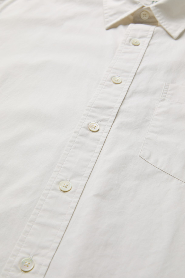 [Imported Fabric] 가을 솔리드 셔츠 (릴렉스핏)는 부드러운 면 소재로 제작되어 편안한 착용감을 선사합니다. 베이직하고 캐주얼한 스타일로 출근룩, 데이트룩 등 다양한 TPO에 활용 가능하며, 미니멀, 캐주얼, 클래식 스타일을 선호하는 분들께 적합합니다. 릴렉스 핏으로 편안하게 떨어지는 실루엣과 칼라넥 디자인이 특징이며, 가슴 포켓과 뒷면 요크 주름, 헨리코튼 라벨 디테일로 포인트를 더했습니다. 화이트, 아이보리 두 가지 솔리드 컬러로 출시되어 가을 시즌 데일리 셔츠로 활용하기 좋습니다. 긴 소매 기장의 레귤러 기장 셔츠입니다.
