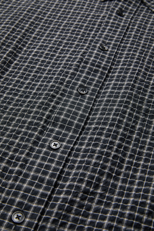 블랙 써커 체크 셔츠 (컴포트핏)는 비즈니스 캐주얼과 일상 모두에 어울리는 셔츠입니다. 시원한 착용감을 선사하는 시어서커 원단과 신축성 있는 소재로 편안한 착용감을 제공합니다. 캐주얼, 클래식, 미니멀 스타일을 모두 소화할 수 있으며, 가을에 적합합니다. 블랙 컬러의 체크 패턴과 긴 소매 디자인이 특징이며, 가슴 포켓과 뒷면 요크 주름 디테일로 포인트를 더했습니다. 가슴둘레는 122CM이며, 컴포트핏으로 제작되었습니다.
