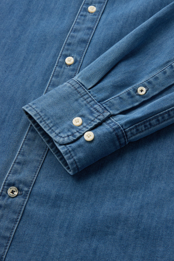 캐주얼과 클래식 스타일을 넘나드는 데님 셔츠입니다. 코튼 100% 소재로 제작되어 부드러운 착용감을 선사하며, 레귤러핏으로 편안하게 착용 가능합니다. 은은한 워싱 기법과 뒷면 요크 주름 디테일이 돋보이며, 컬러 자수 포인트로 은은한 멋을 더했습니다. 가을, 겨울 시즌 데이트룩, 출근룩 등 다양한 TPO에 활용하기 좋은, 활용도 높은 긴소매 셔츠입니다.
