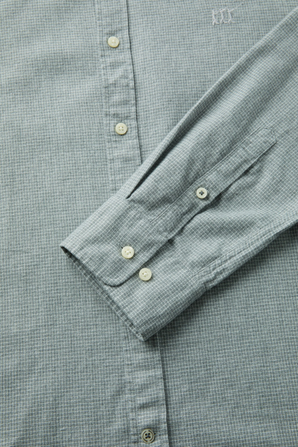 마이크로 하운드투스 셔츠 (레귤러핏)는 멜란지 그레이 컬러의 베이직 스타일 셔츠입니다. 부드러운 면 소재에 기모 안감을 더해 겨울철에도 따뜻하게 착용할 수 있습니다. 은은한 하운드투스 패턴이 특징이며, 뒷면 요크 주름 디테일과 가슴 로고 자수, 버튼다운 네크라인으로 포인트를 더했습니다. 레귤러핏으로 제작되어 편안한 착용감을 선사하며, 11월부터 2월까지 착용하기 좋습니다. 겨울 데일리룩, 출근룩, 비즈니스 캐주얼 스타일로 활용하기 좋은 아이템입니다.
