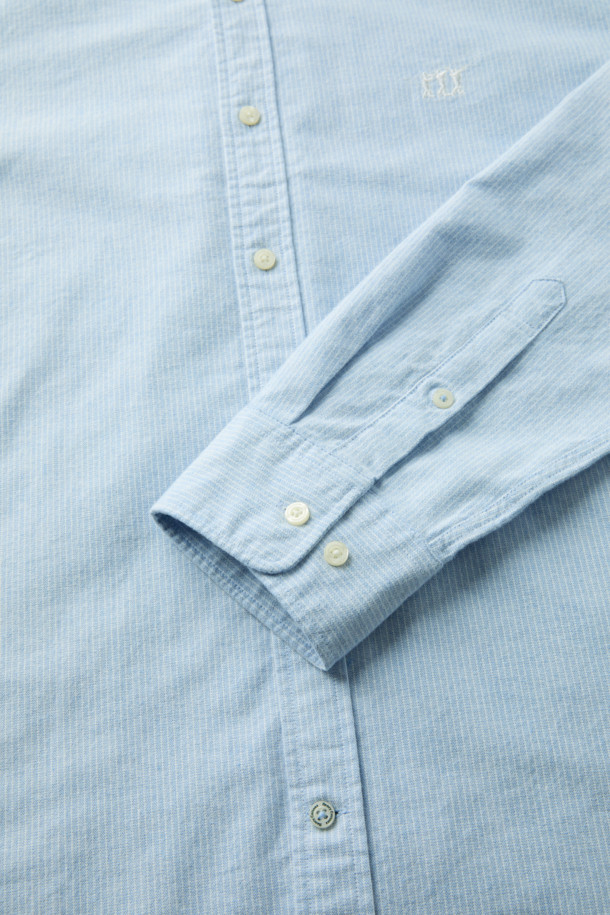 라이트 블루와 화이트 컬러의 핀 스트라이프 셔츠입니다. 옥스포드 기모 원단으로 제작되어 겨울철에도 따뜻하게 착용 가능하며, 부드러운 촉감이 특징입니다. 레귤러핏으로 제작되어 비즈니스 캐주얼 및 일상룩에 활용하기 좋으며, 뒷면 요크 주름 디테일과 가슴 로고 자수가 디자인의 포인트를 더합니다. 버튼다운 칼라와 긴 소매 기장으로 클래식, 미니멀, 캐주얼 스타일을 연출할 수 있습니다. 보온성을 갖춘 베이직한 디자인의 셔츠를 만나보세요.
