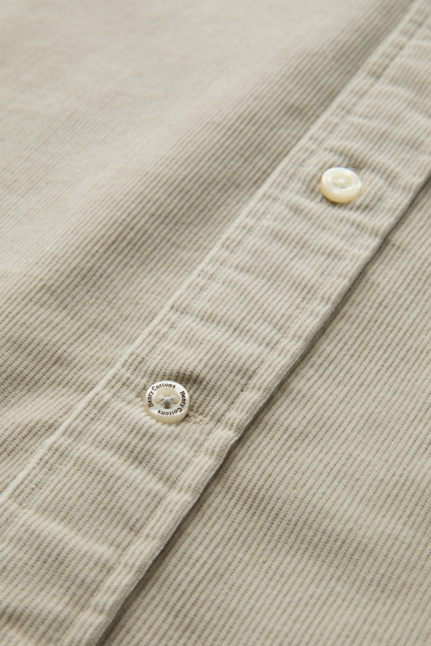 [Imported Fabric] 코듀로이 솔리드 셔츠 (컴포트핏)는 터키 KIPAS사의 고급 원단을 사용하여 제작된 남성용 셔츠입니다. 부드러운 코듀로이 소재와 베이직한 디자인으로 겨울철 비즈니스 캐주얼 및 데일리룩에 적합합니다. 버튼다운 카라와 가슴 포켓 디테일이 클래식하면서도 미니멀한 스타일을 연출합니다. 뒷면 요크 주름이 활동성을 높이고, 투톤 컬러감으로 은은한 멋을 더했습니다. 컴포트핏으로 편안한 착용감을 선사하며, 헨리코튼 라벨이 고급스러움을 더합니다.
