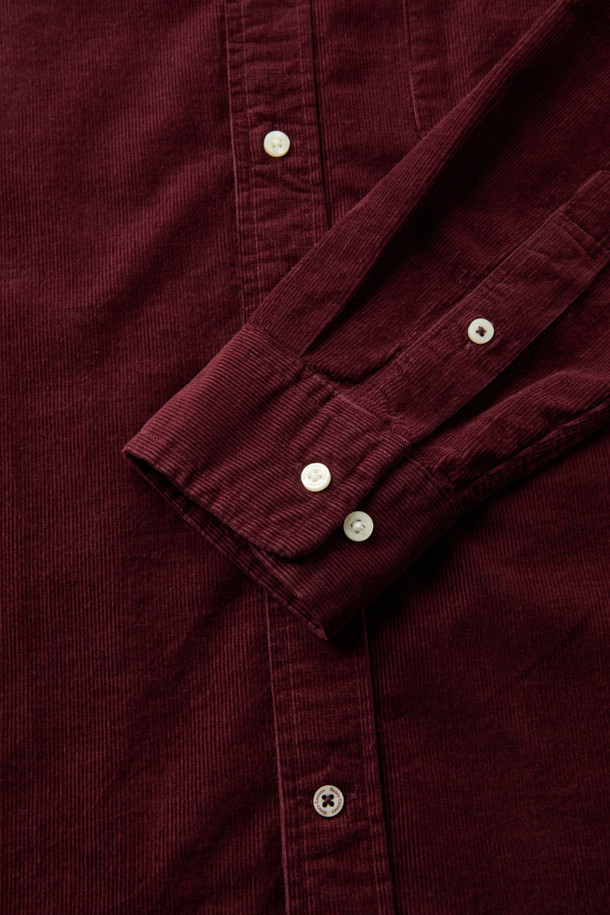 터키 KIPAS사의 고급 코듀로이 원단을 사용하여 제작된 [Imported Fabric] 코듀로이 솔리드 셔츠 (컴포트핏)입니다. 톤 다운된 버건디 컬러가 세련된 무드를 자아내며, '비즈니스 캐주얼'과 '겨울 데일리룩'에 모두 잘 어울립니다. 베이직하고 미니멀한 디자인으로, 클래식한 스타일을 선호하는 분들께 추천합니다. 편안한 착용감을 제공하는 컴포트핏에, 헨리코튼 라벨, 가슴 포켓, 뒷면 요크 주름 디테일이 더해져 고급스러움을 더했습니다. 긴소매에 버튼다운 카라 디자인으로, 어떤 옷과도 멋스럽게 매치할 수 있습니다.
