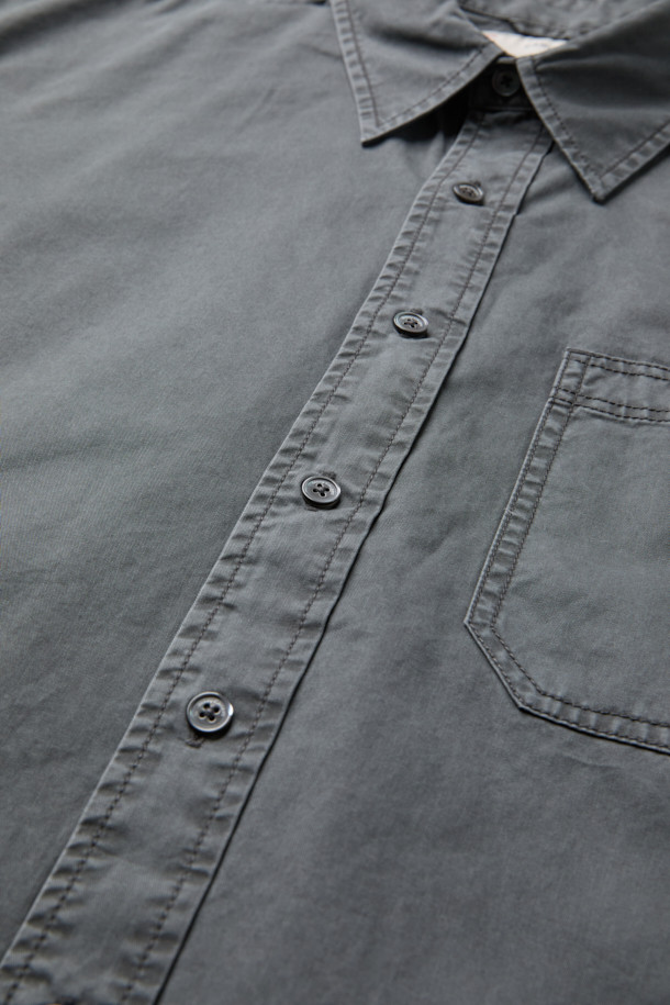 피그먼트 솔리드 셔츠 (릴렉스핏)는 빈티지한 무드를 연출하는 남성용 셔츠입니다. 부드러운 워싱 가공 면 소재로 제작되어 편안한 착용감을 선사하며, 가을, 겨울에 활용하기 좋습니다. 릴렉스핏으로 여유로운 실루엣을 제공하며, 헨리넥 디자인과 가슴 포켓 디테일이 특징입니다. 뒷면 요크 주름으로 활동성을 높였으며, 무지 디자인과 톤 다운된 그레이 컬러로 다양한 스타일 연출에 용이합니다. 캐주얼, 클래식, 미니멀 스타일을 즐겨 입는 분들께 추천하며, 가을 나들이룩, 겨울 데일리룩, 동네 마실룩 등 TPO에 구애받지 않고 활용할 수 있습니다.
