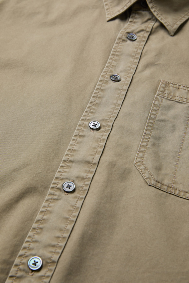 피그먼트 솔리드 셔츠 (릴렉스핏)는 가을, 겨울 시즌에 어울리는 베이지 컬러의 릴렉스핏 셔츠입니다. 부드러운 면 소재로 제작되어 편안한 착용감을 선사하며, 헨리넥 디자인과 가슴 포켓 디테일이 돋보입니다. 빈티지하면서도 베이직한 스타일로, 출근룩이나 비즈니스 캐주얼에 활용하기 좋습니다. 헨리코튼 포인트 라벨과 피그먼트 워싱, 뒷면 요크 주름 디테일이 특징이며, 톤온톤 스타일링으로 미니멀하고 클래식한 무드를 연출할 수 있습니다. 긴 소매 기장의 레귤러 기장으로, 다양한 하의와 매치하여 캐주얼한 룩을 완성해보세요.
