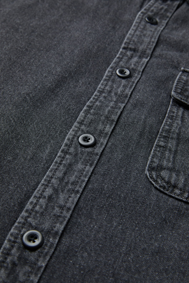 톤 다운된 그레이 컬러의 데님 아우터형 셔츠입니다. 부드러운 면 소재로 제작되어 편안한 착용감을 선사하며, 가을 시즌에 활용하기 좋습니다. 루즈핏으로 제작되어 캐주얼한 스타일을 연출하며, 헨리코튼 포인트 라벨과 옆선 트임, 워싱 가공 디테일이 돋보입니다. 출근룩이나 모임룩 등 다양한 TPO에 활용할 수 있으며, 미니멀, 클래식 스타일과도 잘 어울립니다. 긴 소매 기장의 레귤러 기장으로, 데일리 아이템으로 활용하기 좋습니다.
