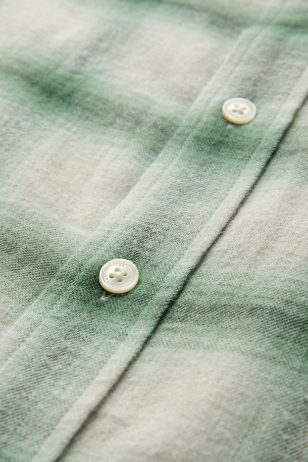 [imported Fabric] 그린 옴브레 체크 셔츠 (컴포트핏)는 캐주얼과 클래식 스타일을 아우르는 남성용 셔츠입니다. 면과 울 혼방 소재로 제작되어 겨울철에도 따뜻하게 착용 가능하며, 두꺼운 두께감으로 포근함을 더했습니다. 그린과 아이보리 컬러가 조화롭게 어우러진 옴브레 체크 패턴이 빈티지한 무드를 자아냅니다. 가슴 포켓, 뒷면 요크 주름, 헨리코튼 라벨 디테일이 돋보이며, 가슴둘레 122CM의 컴포트핏으로 편안한 착용감을 제공합니다. 11월부터 2월까지 착용하기 적합한 긴 소매 셔츠입니다.
