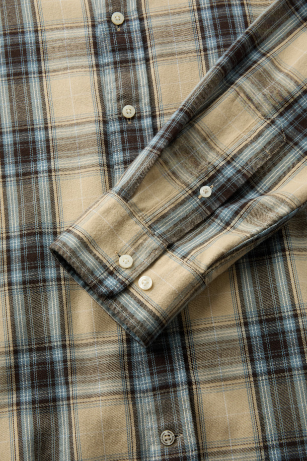 옐로우와 블루 컬러의 체크 패턴이 돋보이는 옐로우 블루 체크 셔츠 (컴포트핏)입니다. 부드러운 촉감의 면과 기모 소재로 제작되어 겨울철에도 따뜻하게 착용 가능합니다. 버튼다운 카라 디자인과 긴 소매 기장으로 클래식한 느낌을 주며, 일상생활에서 캐주얼하게 연출하기 좋습니다. 가슴 부분에는 로고 자수, 뒷면에는 요크 주름 디테일이 더해져 밋밋함을 덜었습니다. 컴포트핏으로 편안한 착용감을 제공하며, 데일리룩에 활용하기 좋은 아이템입니다.
