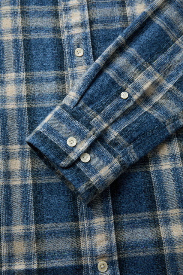 일본 Shibaya(시바야)사의 부드러운 코튼 100% 원단으로 제작된 [Imported Fabric] 블루 체크 셔츠입니다. 캐주얼 스타일에 적합하며, 옴브레, 헤링본 패턴이 조화롭게 디자인되었습니다. 가슴 포켓과 뒷 요크 주름 디테일이 돋보이며, 헨리코튼 라벨로 고급스러움을 더했습니다. 11월부터 2월까지, 기모 안감으로 따뜻하게 착용할 수 있는 긴 소매 셔츠입니다. 여유로운 컴포트핏으로 편안한 착용감을 선사합니다.
